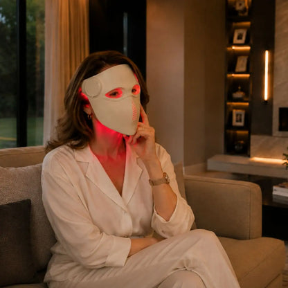 Máscara CS-001. Mujer recibiendo tratamiento sentada cómodamente en el sofá de su casa. 